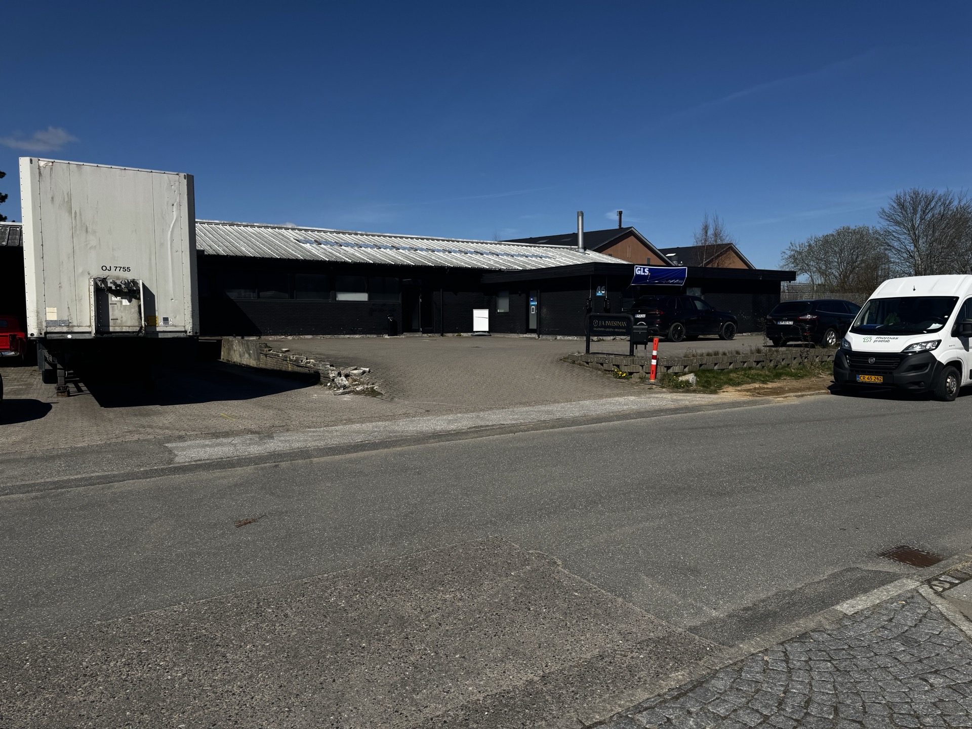 Jainvestman bygning og faciliteter
